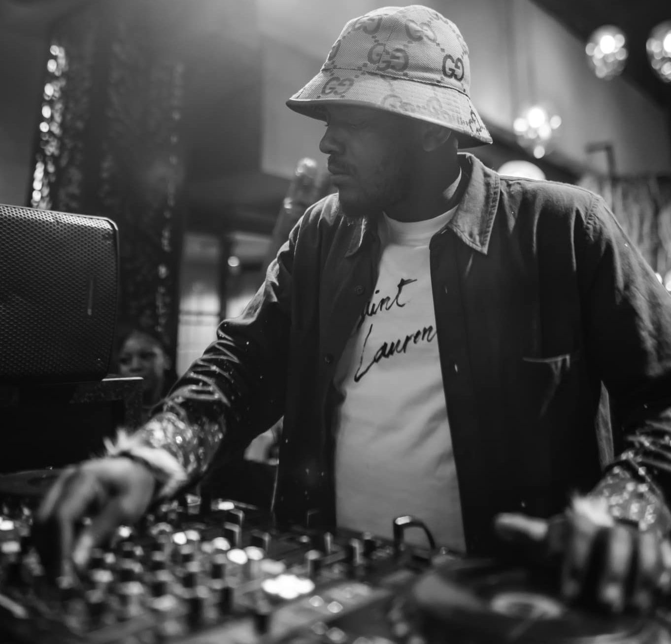 Kabza De Small – Indawo ft Thatohatsi, Mawhoo, Dj Maphorisa, Aymos, Tracy & Young Stunna